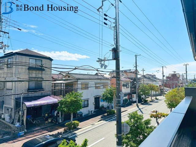 ファミリー向け4LDK　日富美町1期　全7区画　1号棟の前面道路含む現地写真
