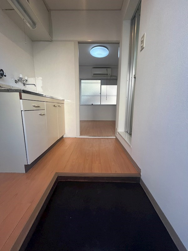 良本三川口マンションの玄関