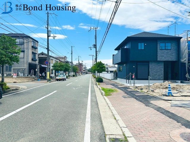 LDK20帖以上で広々　日富美町1期　全7区画　3号棟の前面道路含む現地写真