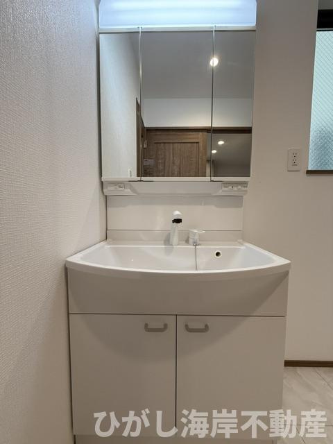 藤沢市大庭　新築戸建　全３棟の独立洗面台|三面鏡化粧台