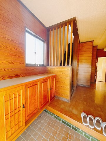 【中古戸建】伊勢崎市宮子町の玄関|■玄関｜毎日の「いってらっしゃい」や「お帰りなさい」を大切なご家族と過ごす玄関は〈使いやすさ〉を追求しております。玄関横の物入は急な来客時でもさっとお片付けできるスペースを確保しています。