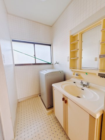 【中古戸建】伊勢崎市宮子町の独立洗面台|■洗面室｜洗濯機を置いてもゆとりある広さの洗面脱衣室です♪三面鏡の洗面化粧台なので身支度もしやすくおしゃれが好きな方にも嬉しい設計です♪窓があるので換気の際も楽ちんです♪