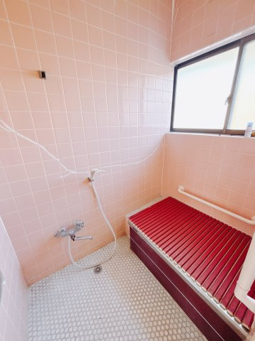 【中古戸建】伊勢崎市宮子町の浴室|■浴室｜デザイン性に優れた浴室♪1日の疲れを癒す、ゆったりとしたバスタイムをぜひお過ごしください(*＾＾*)大きな窓付きで嬉しい♪