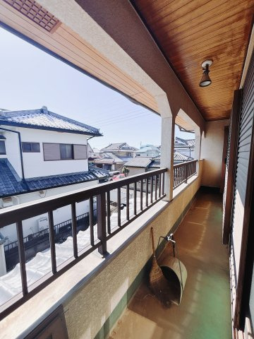 【中古戸建】伊勢崎市宮子町のバルコニー|■バルコニー｜共働きのご家庭に嬉しい屋根付きバルコニー！急に雨が降ってきても安心です♪