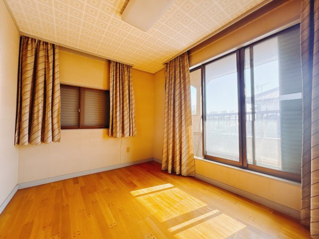 【中古戸建】伊勢崎市宮子町の洋室|■2階洋室｜2階洋室には大きな窓をご用意しています。日中はあたたかな日差し差し込み自分時間も充実できますね＾＾