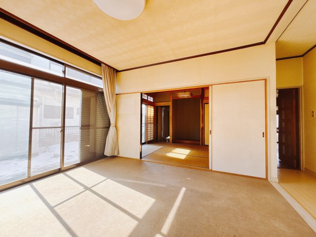 【中古戸建】伊勢崎市宮子町の居間・リビング|■リビング｜落ち着きのある表情を見せるリビングダイニング。太陽の光がたっぷり差し込むリビングは、自然とご家族が集まる居心地の良い空間です