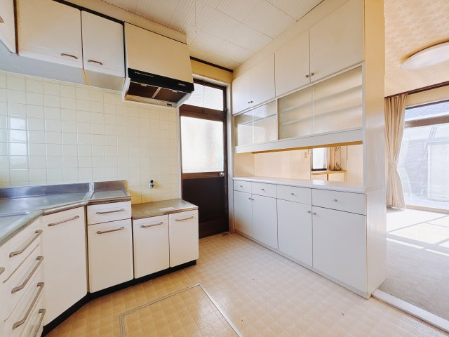 【中古戸建】伊勢崎市宮子町のキッチン|■キッチン｜ワークトップの幅が広く、お子様といっしょにお料理をつくったり、ちょっとしたパーティーも楽しめます。フラットなのでお掃除がしやすいのもポイントです♪