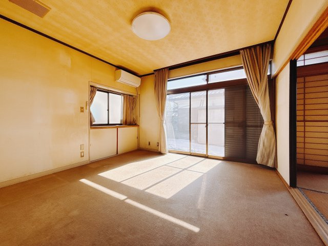 【中古戸建】伊勢崎市宮子町の洋室|■1階洋室｜1階洋室には大きな窓がついています。日中はぽかぽかあたたかな日差しが差しこみます♪