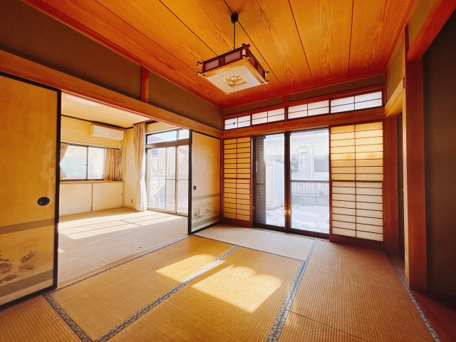 【中古戸建】伊勢崎市宮子町の和室|■1階和室｜リビングと繋がっている和室は、お子様の様子を見守りながらお洗濯物を畳んだり、家事の合間のちょっとした休憩やのんびりお昼寝にも♪セカンドリビングとしてもお使いいただけます。