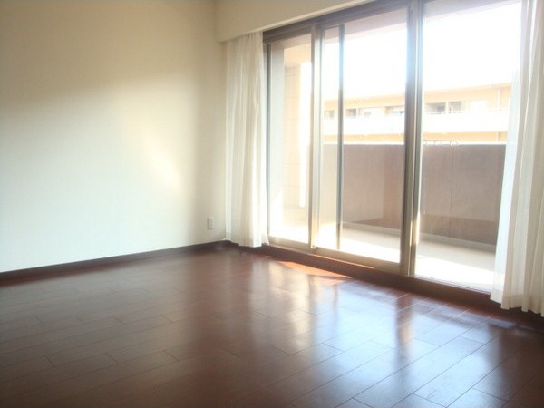 グランブルー宝塚の居間・リビング