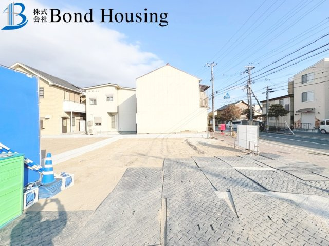 ファミリークローク完備　日富美町1期　全7区画　6号棟の前面道路含む現地写真
