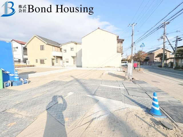 ファミリークローク完備　日富美町1期　全7区画　6号棟の前面道路含む現地写真