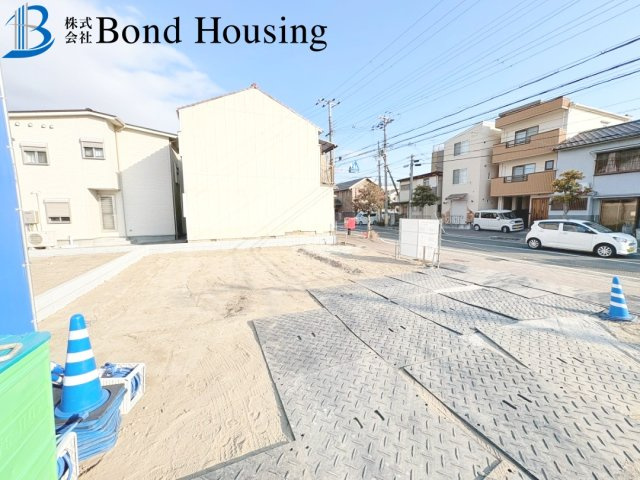 ファミリークローク完備　日富美町1期　全7区画　6号棟の前面道路含む現地写真