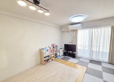 【居間・リビング】 | リビオ尼崎STATION CITY | 令和２年2月築の築浅のマンション。大切なペットと暮らせる南向きの明るいお部屋