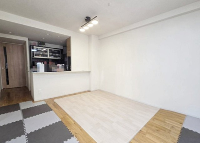 【居間・リビング】 | リビオ尼崎STATION CITY | 14.8帖の南面バルコニーに面した明るいリビング