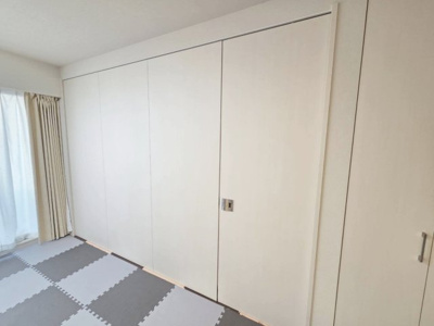 【居間・リビング】 | リビオ尼崎STATION CITY | リビングの可動式扉を開放すると19.9帖の広々LDKとしても使用できます 