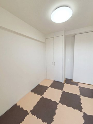 【洋室】 | リビオ尼崎STATION CITY | 5.1帖のリビング横の洋室はお子様のお昼寝スペースとしても最適です。