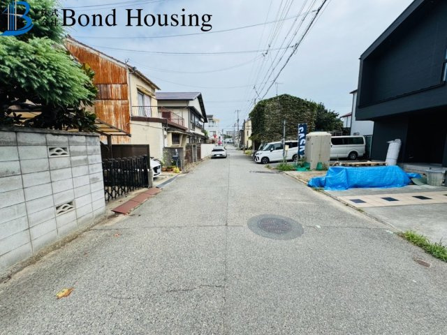 駐車並列2台可能　日富美町1期　全7区画　7号棟の前面道路含む現地写真
