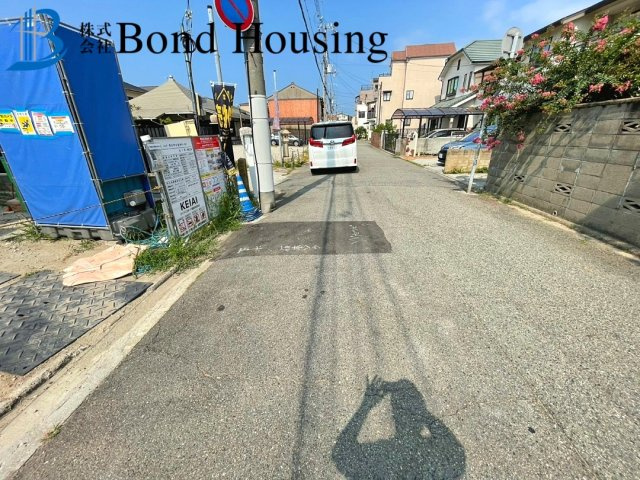 駐車並列2台可能　日富美町1期　全7区画　7号棟の前面道路含む現地写真