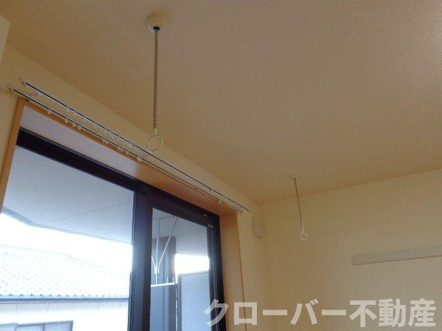 レスポワール善通寺の設備|洋室の室内物干し