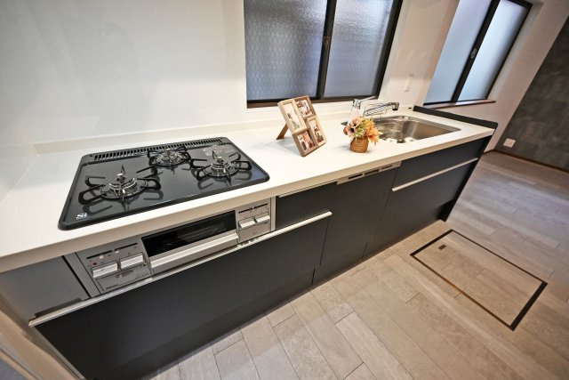 西宮市甲子園町網引町中古戸建│4LDK+駐車1台可のキッチン|食器洗いの手間が省けて家事の時短が期待できる食洗機付き◎
毎日使うキッチンだからこそ快適さは重要ですね！