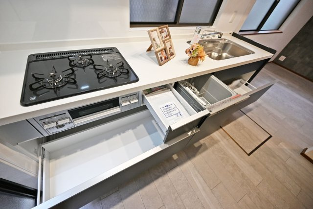 西宮市甲子園町網引町中古戸建│4LDK+駐車1台可のキッチン|天板とワークトップ下の収納は満足のいくスペースが備わっています。
大きな鍋などもゆったりと収納いただけます◎
