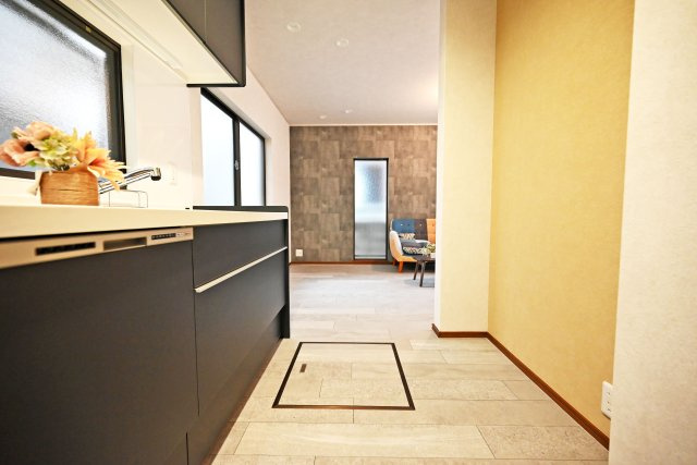 西宮市甲子園町網引町中古戸建│4LDK+駐車1台可のキッチン|お好みのカップボードを選んで入居後のコーディネートをお楽しみください。