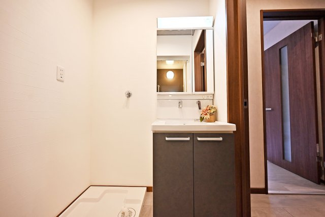 西宮市甲子園町網引町中古戸建│4LDK+駐車1台可の独立洗面台|洗面化粧台新調済みです。
大きな鏡が使いやすい明るい洗面化粧台。毎日の身だしなみもきっちり整えられます◎