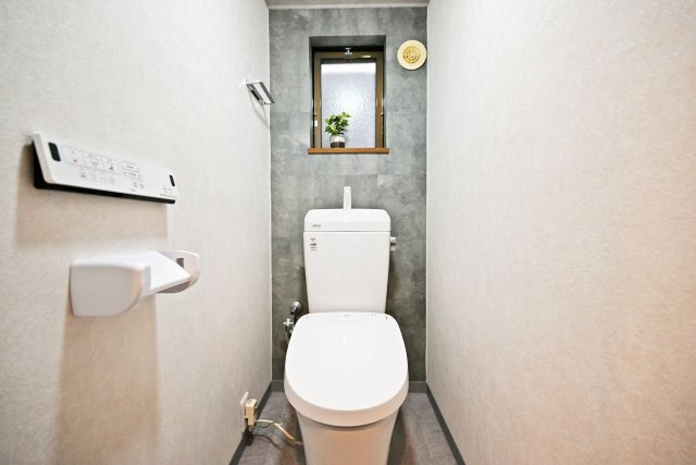 西宮市甲子園町網引町中古戸建│4LDK+駐車1台可のトイレ|温水洗浄便座付きトイレで、座った時にヒヤっとせず年中快適なトイレ時間を過ごせます！