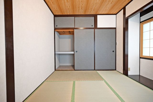 西宮市甲子園町網引町中古戸建│4LDK+駐車1台可の和室|-1階和室-
押入は一般的なクローゼットより奥行きがあり、お布団や座布団をゆったり収納することができます。