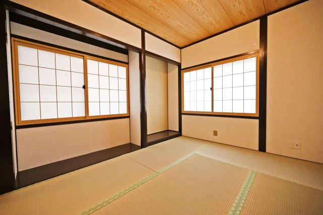 西宮市甲子園町網引町中古戸建│4LDK+駐車1台可の和室|-1階和室-
あると嬉しい和の空間。畳の香りに癒されます。床の間もあるので、掛け軸や花瓶などを飾ってもいいですね◎