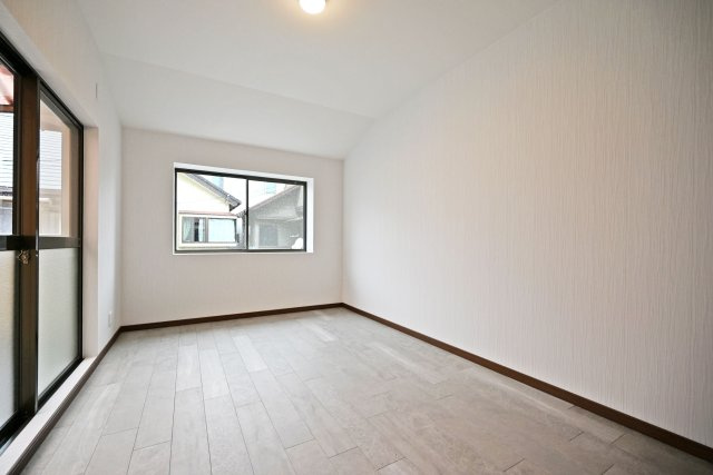 西宮市甲子園町網引町中古戸建│4LDK+駐車1台可の寝室|-2階主寝室-
バルコニーに面している主寝室は、約7.5帖の広さを確保しています。
光が洋室全体に広がり、お部屋が明るい空間◎