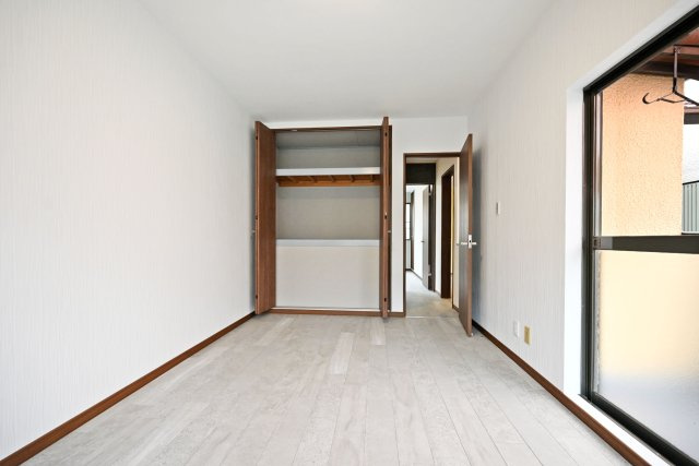 西宮市甲子園町網引町中古戸建│4LDK+駐車1台可の洋室|-2階主寝室-
ハンガーパイプや枕棚、収納棚があると、衣類や小物類を整理整頓しながら綺麗にしまっていただくことができます。