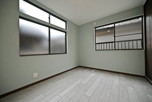 西宮市甲子園町網引町中古戸建│4LDK+駐車1台可の洋室|-2階洋室6.0帖-
自然光に包まれた室内。