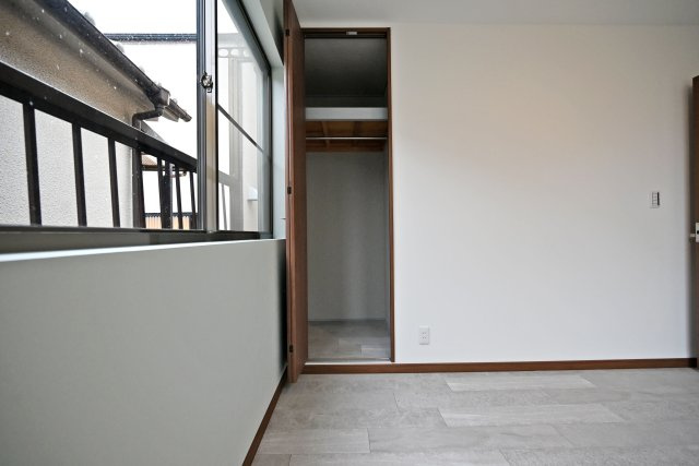 西宮市甲子園町網引町中古戸建│4LDK+駐車1台可の洋室|-2階洋室6.0帖-
クローゼットは丈の長いコートや畳ジワを付けたくない衣類の保管に大活躍◎