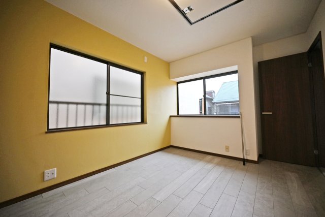 西宮市甲子園町網引町中古戸建│4LDK+駐車1台可の洋室|-2階洋室6.2帖-
アクセントクロスがひと際目を惹く内装に仕上がっています。