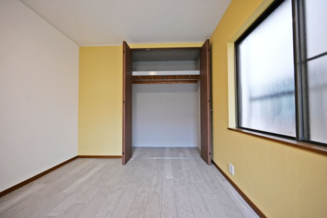 西宮市甲子園町網引町中古戸建│4LDK+駐車1台可の洋室|-2階洋室6.2帖-
収納も充実しており家具等も改めて設置する必要もなく、スッキリと片付いた空間で、快適なプライベートタイムが過ごせす◎