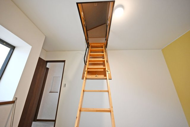 西宮市甲子園町網引町中古戸建│4LDK+駐車1台可の洋室|-2階洋室6.2帖-
屋根裏収納有