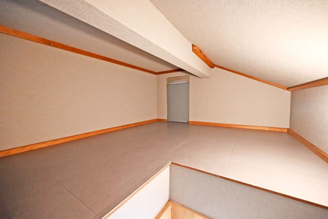 西宮市甲子園町網引町中古戸建│4LDK+駐車1台可の収納|-2階洋室6.2帖-
屋根裏収納有