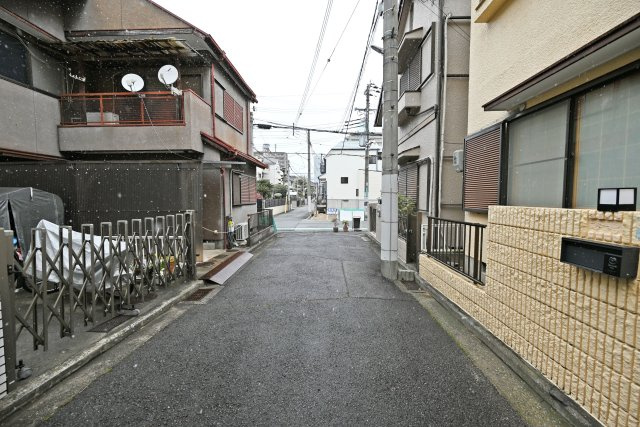 西宮市甲子園町網引町中古戸建│4LDK+駐車1台可の前面道路含む現地写真|前面道路は北西側4.1ｍ私道です。
