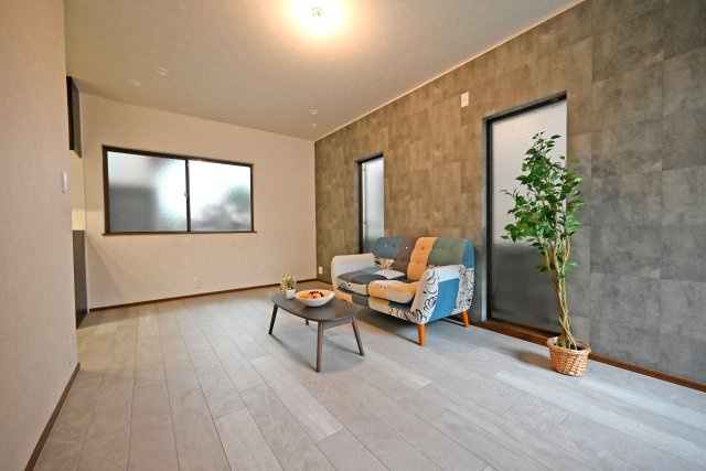 西宮市甲子園町網引町中古戸建│4LDK+駐車1台可の居間・リビング|リビングは家族全員の集まる憩いの場。
この場所を通じて家族の楽しい会話が聞こえてきそうなリビングです。