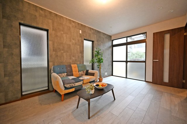 西宮市甲子園町網引町中古戸建│4LDK+駐車1台可の居間・リビング|通風と採光を存分に感じることが出来る空間です◎
ダイニングテーブルやソファーを設置可能です♪