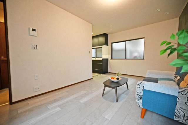 西宮市甲子園町網引町中古戸建│4LDK+駐車1台可の居間・リビング|キッチン・ダイニング・リビングそれぞれに窓を設けていますのであたたかな陽射しに包まれながら心地良い生活を送ることができます。