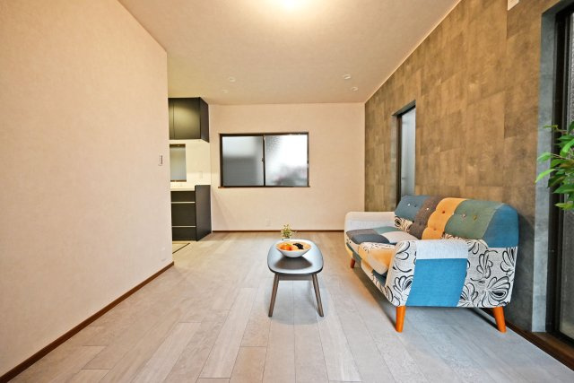 西宮市甲子園町網引町中古戸建│4LDK+駐車1台可の居間・リビング|ナチュラルテイストな内装はどんな家具も合わせやすく、お好みのインテリアコーディネートをお楽しみいただけます。