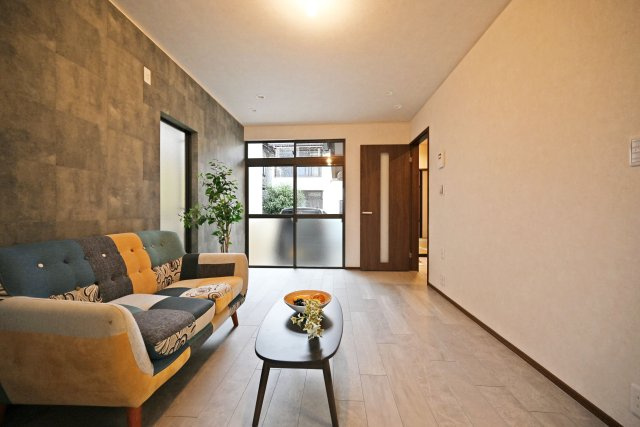 西宮市甲子園町網引町中古戸建│4LDK+駐車1台可の居間・リビング|ご家族みんなで寛げる広々空間。 
リフォームの際にクロス・フローリング張替済の為、室内大変美麗です。 
ぜひ一度、ご内覧ください。