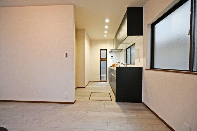 西宮市甲子園町網引町中古戸建│4LDK+駐車1台可の居間・リビング|壁付けキッチンは、ダイニングやリビングなどに背を向けて調理する形になるため、調理中の匂いや油汚れなどが広がりにくいのは嬉しいポイントです！