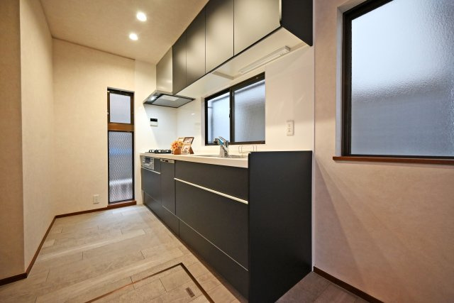 西宮市甲子園町網引町中古戸建│4LDK+駐車1台可のキッチン|吊り戸棚、引き出しと満足のいく収納が備わっています。調理器具から調味料までスッキリと整理整頓ができ、綺麗なキッチンが保てます。