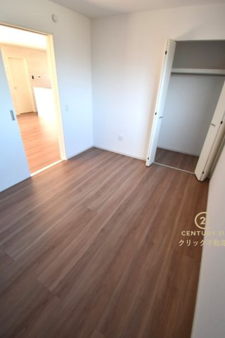 ケイアイフィット　日立市東金沢町　9期 　4の洋室|折戸を開くと壁面クローゼット。衣類が横一列に並ぶためひと目で洋服が選びやすい！衣類をたくさんお持ちの方もスッキリ片付きます♪