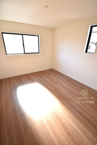 ケイアイフィット　日立市東金沢町　9期 　4の洋室|二面窓は採光に優れお部屋を明るく照らします。２面の窓から景色が見えるので開放感があり、通風も良く快適にお過ごしいただけます。