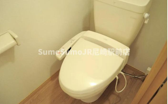 レオパレスリリーのトイレ|落ち着いた色調のトイレです